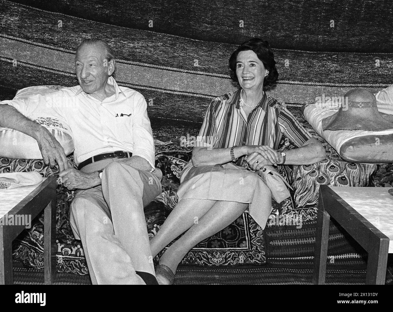 Das Foto wurde am 4. Juli 1987 anlässlich der Reise des österreichischen Staatspräsidenten Kurt Waldheim nach Jordanien aufgenommen und zeigt sich (l.) und seine Frau Elisabeth während einer Pause nach ihrem Besuch der antiken Stätte Petra. - 19870703 PD0007 - Rechteinfo: Rechte verwaltet (RM) Stockfoto