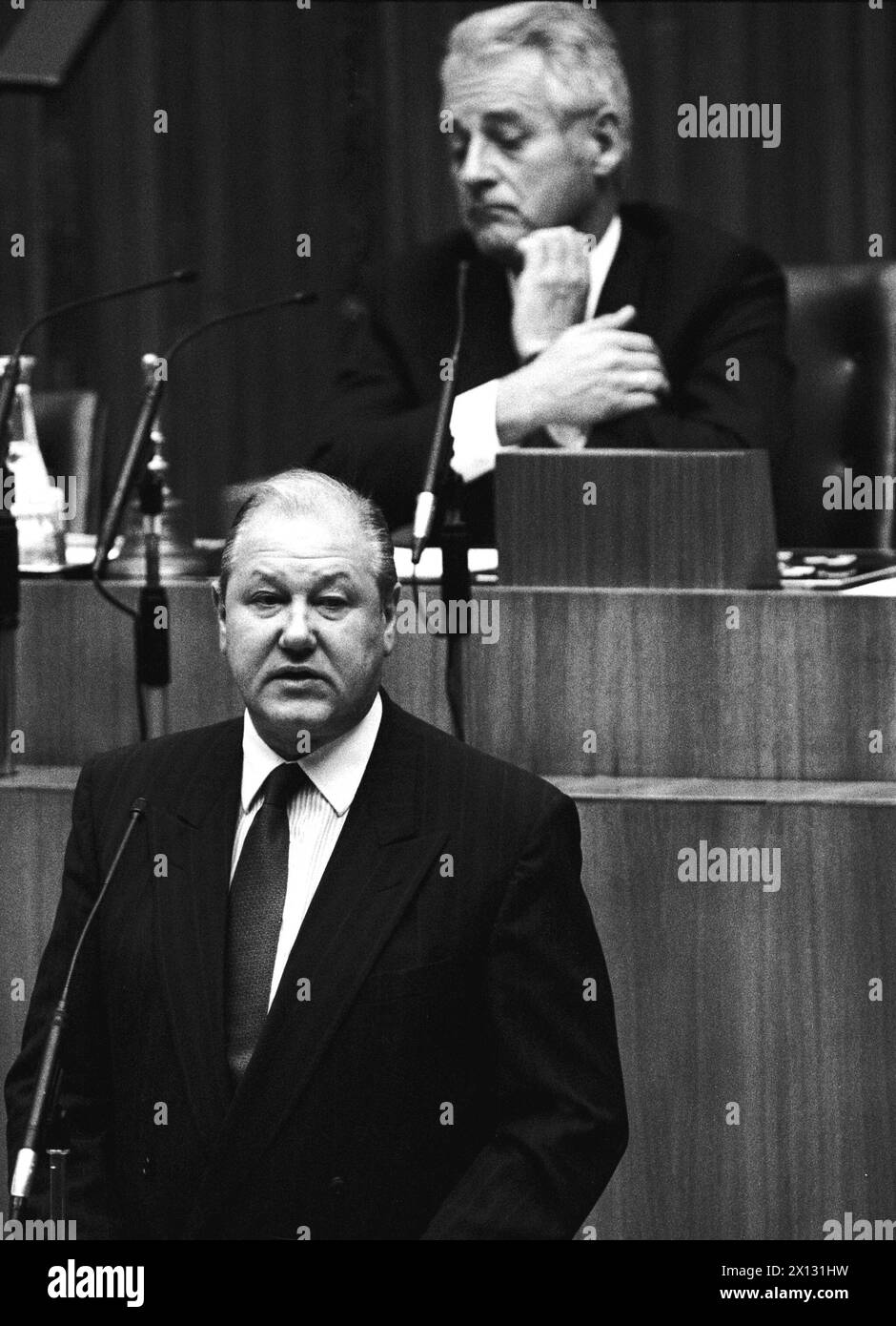 Das Bild wurde am 1. Oktober 1987 während einer parlamentssitzung aufgenommen und zeigt den österreichischen Innenminister Karl Blecha, im Hintergrund ist Leopold Gratz zu sehen. - 19871001 PD0011 - Rechteinfo: Rechte verwaltet (RM) Stockfoto