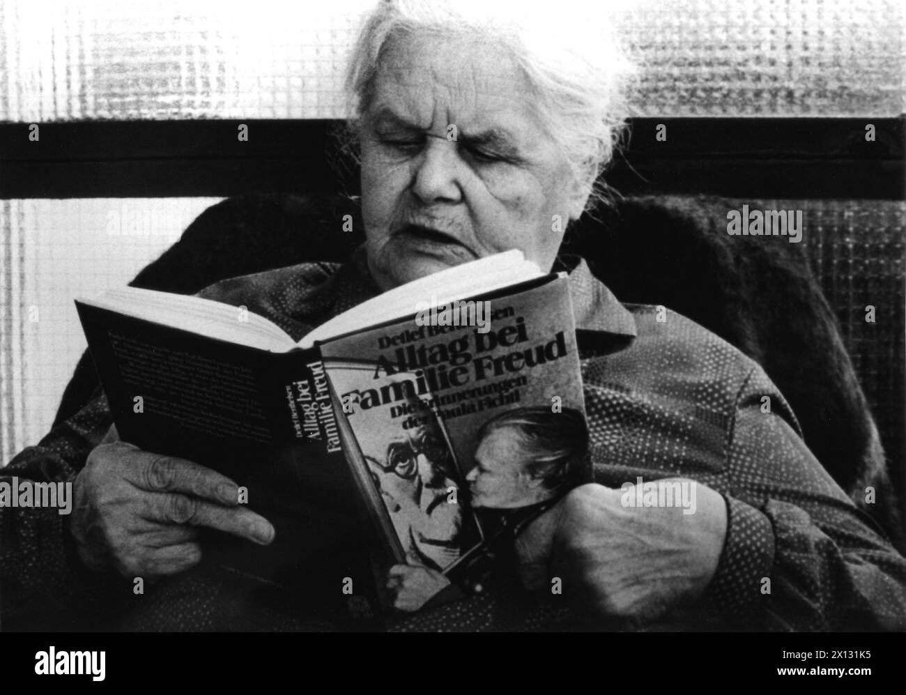 Das Foto wurde am 24. September 1987 aufgenommen und zeigt Paula Lichtl, Sigmund Freunds langjährige Haushälterin, die in ihrem Buch „Alltagsleben mit der Freud-Familie“ liest. - 19870924 PD0005 - Rechteinfo: Rechte verwaltet (RM) Stockfoto