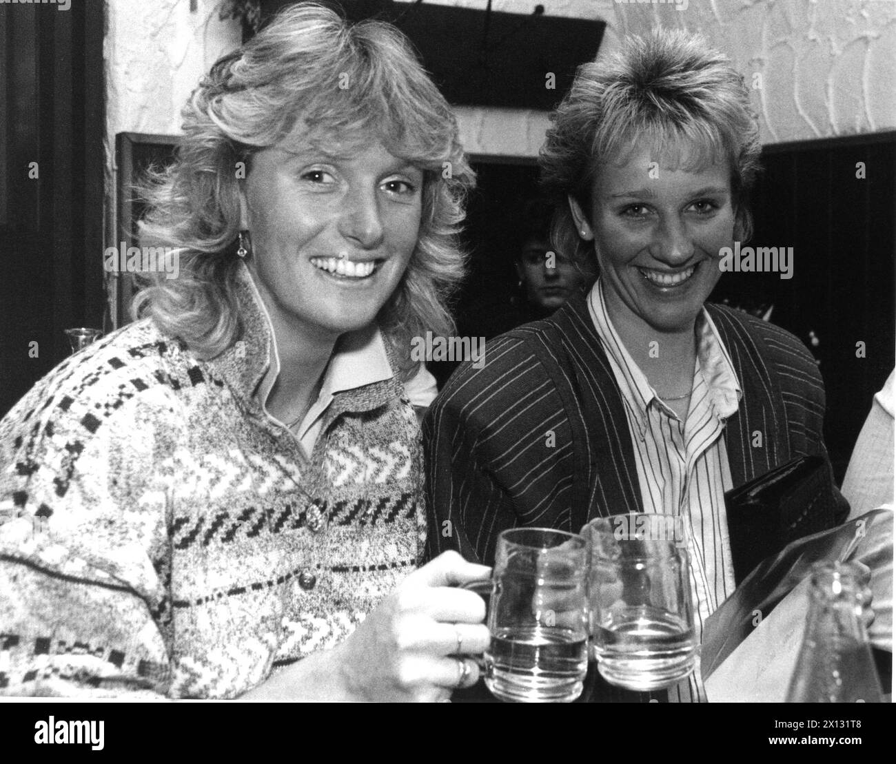 Das Foto wurde am 9. Oktober 1987 aufgenommen und zeigt die österreichische Skifahrerin Sylvia Eder (l.), die mit ihrer deutschen Kollegin Michaela Gerg bei einem geselligen Treffen in Wien eine Brille klickt. - 19871009_PD0012 - Rechteinfo: Rechte verwaltet (RM) Stockfoto