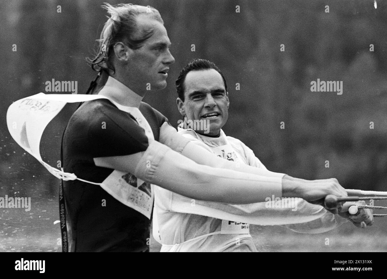 Wien am 4. November 1987: Das Skiunternehmen Fischer präsentierte seine Ski-Stars für die kommende WM-Saison. Auf dem Bild: (f.l.t.r.) ehemaliger deutscher Weltmeister Markus Wasmeier und Erwin Resch aus Österreich auf Wasserskifahrern. - 19871104 PD0010 - Rechteinfo: Rechte verwaltet (RM) Stockfoto