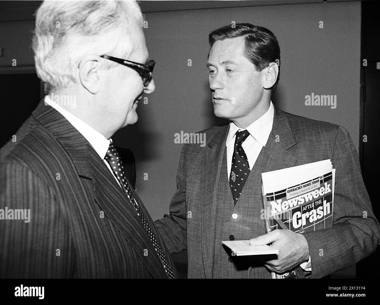 Das Foto wurde am 27. Oktober 1987 anlässlich des Parteikongresses der österreichischen Sozialdemokraten aufgenommen und zeigt den Vorsitzenden der Partei Hans-Jochen Vogel (l.) und Vorstandsvorsitzenden der CA (Credit Anstalt) Hannes Androsch. - 19871027 PD0008 - Rechteinfo: Rechte verwaltet (RM) Stockfoto