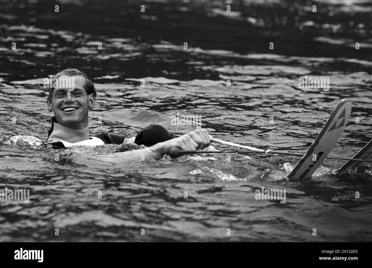 Wien am 4. November 1987: Das österreichische Skiunternehmen Fischer präsentierte seine Skistars für die kommende WM-Saison und setzte sie auf Wasserskifahrer. Auf dem Bild: Der ehemalige deutsche Weltmeister Markus Wasmeier macht auf alpinen Skifahrern eine obvisöse Figur. - 19871104 PD0013 - Rechteinfo: Rechte verwaltet (RM) Stockfoto