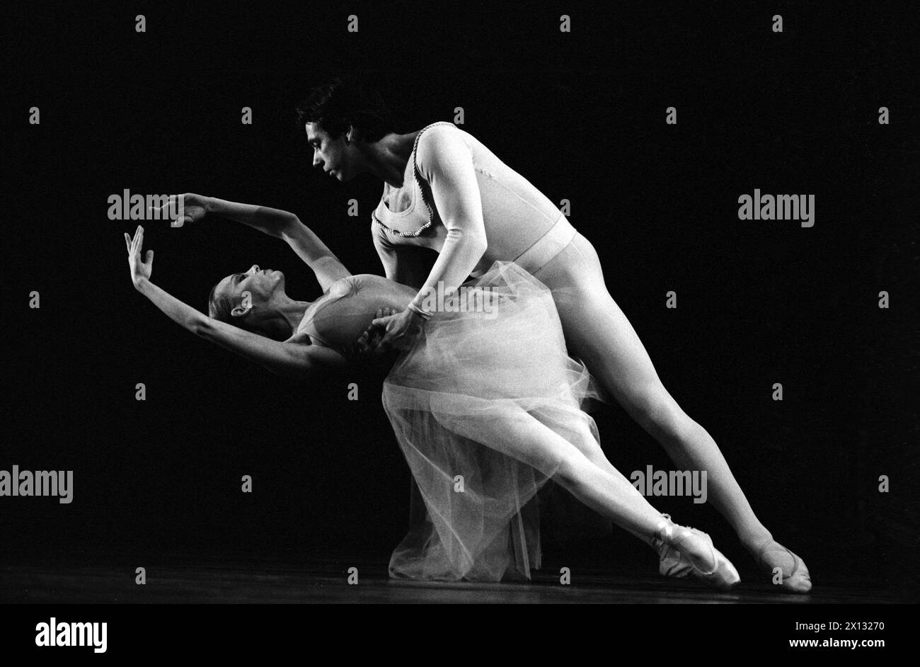 Brigitte Stadler und Heinz Heidenreich bei einer Fotoprobe zur Premiere von Tschaikowskis Ballett „Serenade“ in der Wiener Staatsoper am 16. Dezember 1987. - 19871214 PD0005 - Rechteinfo: Rechte verwaltet (RM) Stockfoto