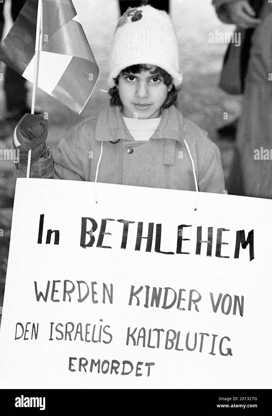 Wien am 16. Dezember 1987: Vertreter der Union palästinensischer Studenten und arabischer Studenten protestieren vor der Wiener UNO-Stadt gegen die Besetzung Israels auf palästinensischem Gebiet. - 19871216 PD0007 - Rechteinfo: Rechte verwaltet (RM) Stockfoto