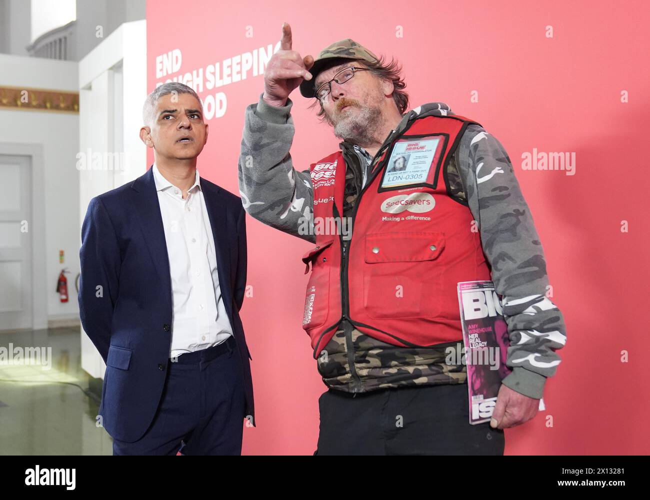 Der Bürgermeister von London Sadiq Khan mit dem Big Issue-Verkäufer Sid während eines Besuchs in der St John's Church in Waterloo, Süd-London, da er sich verpflichtet hat, das raue Schlafen in der Hauptstadt bis 2030 auszulöschen, falls er am 2. Mai wieder zum Londoner Bürgermeister gewählt wird. Etwa 10 Millionen Pfund - die größte Einzelintervention zur Bekämpfung von rauem Schlafen aus dem Rathaus - würden im Rahmen der Pläne zur Finanzierung eines erweiterten Netzes von "Zentren zur Beendigung der Obdachlosigkeit" verwendet. Die Naben sind so konzipiert, dass sie 1.700 zusätzliche raue Schwellen pro Jahr bei einer schnellen Neubewertung und Neueinbau unterstützen. Bilddatum: Montag, 15. April 2024. Stockfoto