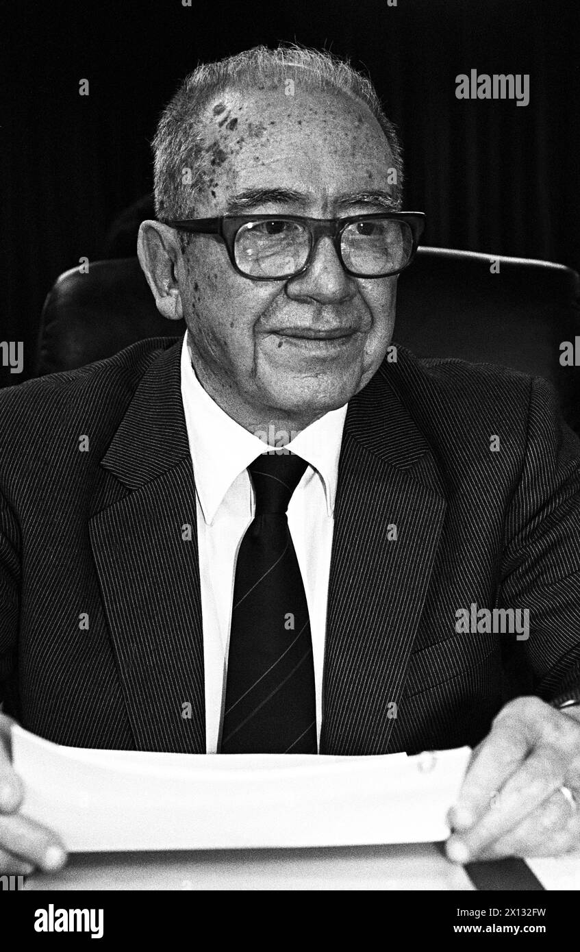 Wien am 26. April 1988: OPEC-Konferenz mit sieben nicht affifizierten staaten. Auf dem Bild: Fernando Hiriart Balderrama, Energieminister von Mexiko. - 19880426 PD0008 - Rechteinfo: Rechte verwaltet (RM) Stockfoto