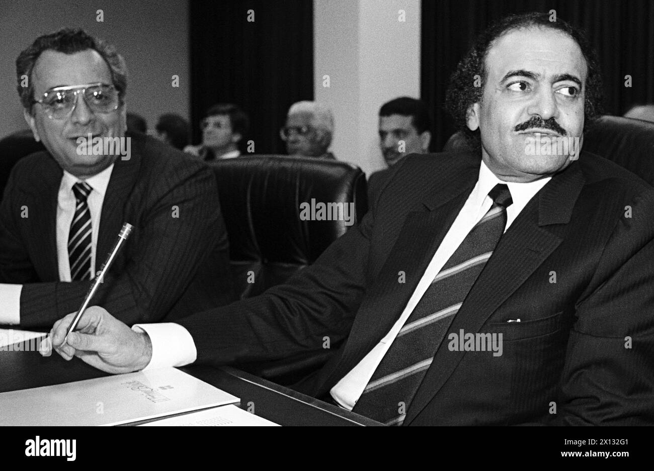 Wien am 26. April 1988: OPEC-Konferenz mit sieben nicht affifizierten staaten. Auf dem Bild: Hisham M. Nazer (R.), Ölminister von Saudi-Arabien. - 19880426_PD0010 - Rechteinfo: Rechte verwaltet (RM) Stockfoto