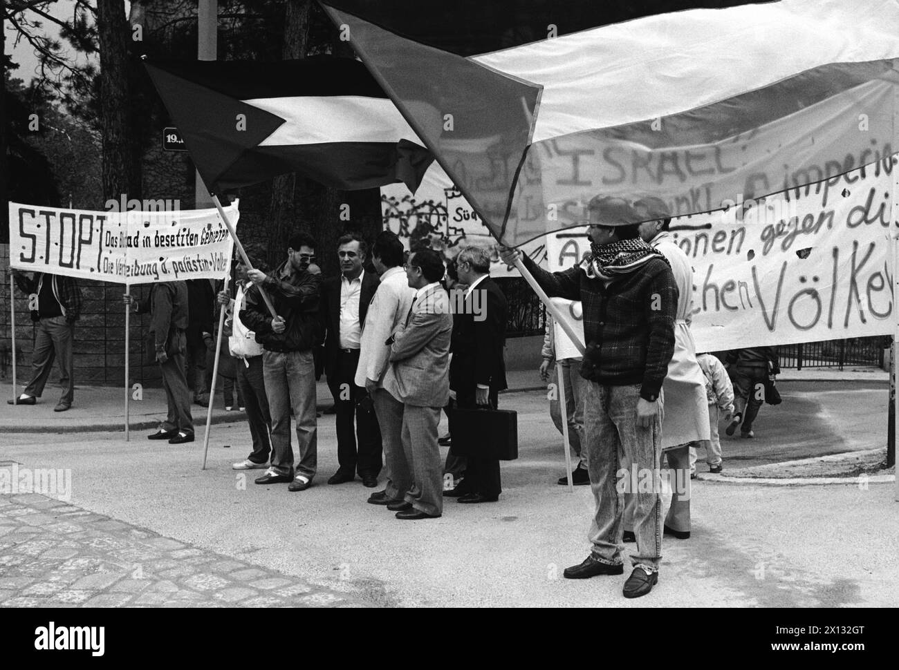 Wien am 21. April 1988: Die Palästinensische Gemeinschaft Österreichs demonstrierte vor der israelischen Botschaft in Wien im Rahmen des 40. Jahrestages des israelischen Staates. - 19880421 PD0003 - Rechteinfo: Rechte verwaltet (RM) Stockfoto