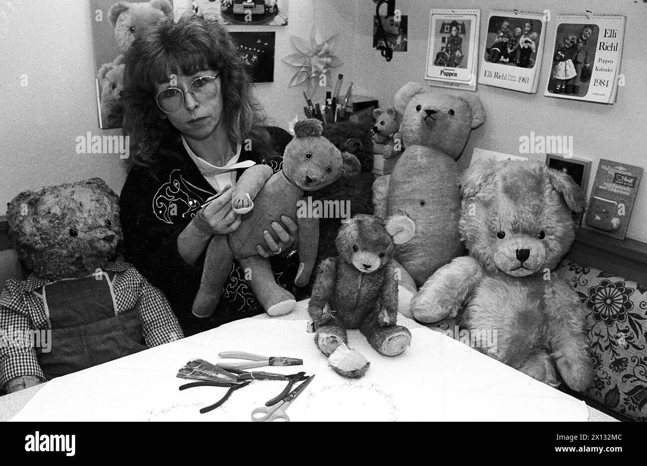 Christina Waerter hat ein großes Herz für beschädigte Teddies: Die 36-jährige Frau aus Wien eröffnete während der Spielzeugausstellung ihre eigene „Teddy-Klinik“ in der Niederösterreich Schallaburg. - 19880513 PD0004 - Rechteinfo: Rechte verwaltet (RM) Stockfoto