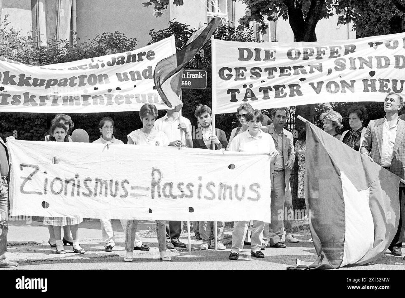 Wien am 21. April 1988: Die Palästinensische Gemeinschaft Österreichs demonstrierte vor der israelischen Botschaft in Wien im Rahmen des 40. Jahrestages des israelischen Staates. - 19880515 PD0003 - Rechteinfo: Rechte verwaltet (RM) Stockfoto