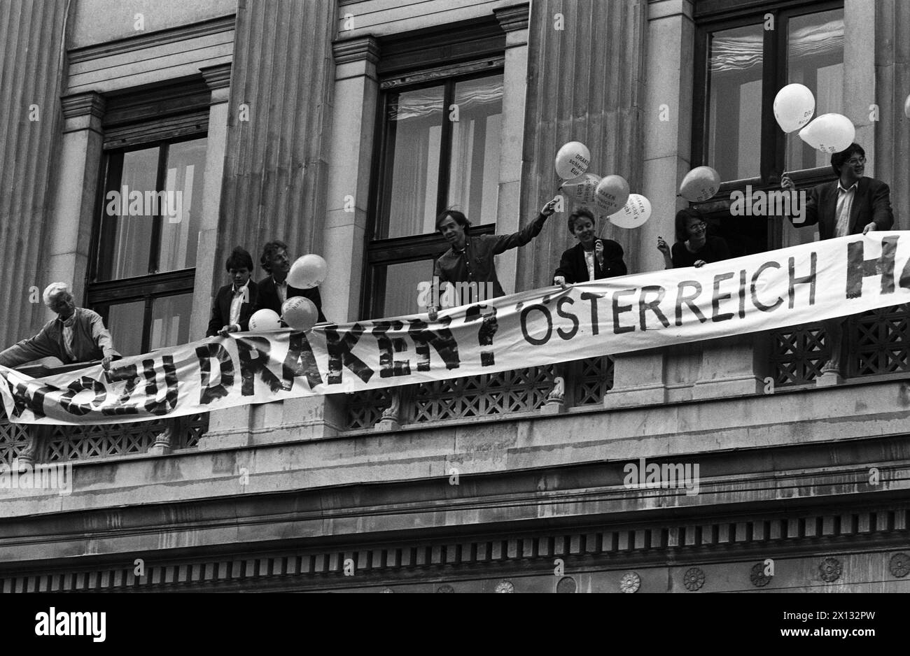 Am 31. Mai 1988 demonstrierten die Österreichischen Grünen in Wien gegen den Kauf der Draken-Abfangen durch die Regierung . Die grünen Abgeordneten Frenda Meissner-Blau (ganz links) und Walter Geyer (3. Links) nahmen Teil. - 19880531 PD0016 - Rechteinfo: Rechte verwaltet (RM) Stockfoto