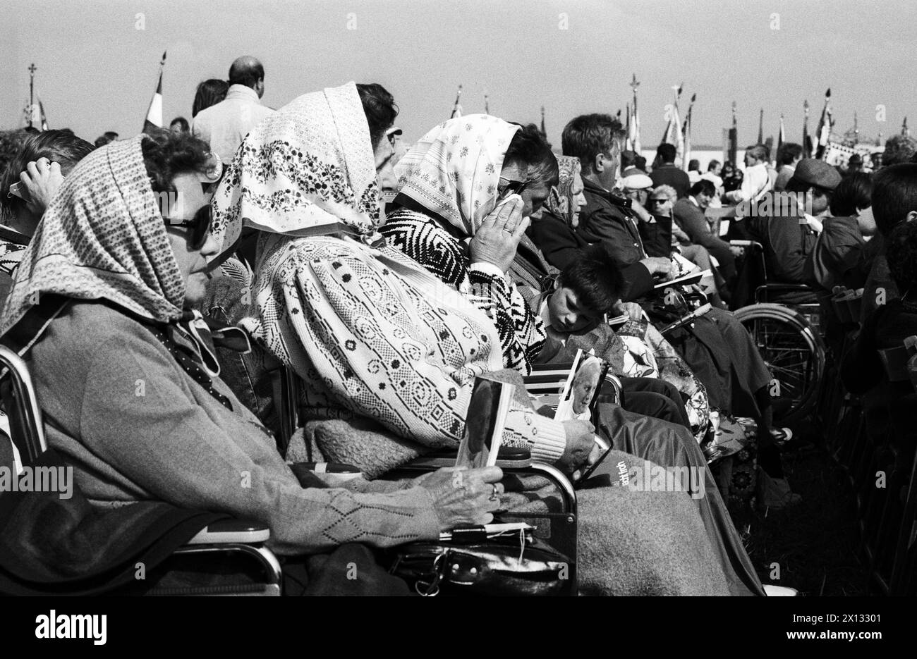Das Foto wurde am 24. Juni 1988 anlässlich des Besuchs von Papst Johannes Paul in Österreich aufgenommen und zeigt einige der rund 75,000 Gläubigen, die an der eucharistiefeier in Trausdorf (Burgenland) in der Nähe der ungarischen Grenze teilnehmen. Im Vordergrund: Ältere Damen im Rollstuhl. - 19880624 PD0027 - Rechteinfo: Rechte verwaltet (RM) Stockfoto