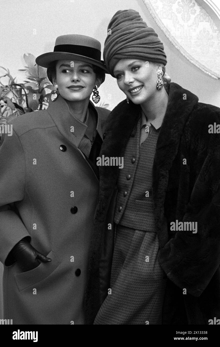 Wien am 5. September 1988: Fred Adlmüellers neue Kollektion für die Herbst-/Wintersaison „Une nuit det beaute“. Auf dem Bild: Die Modelle Ulla Weigerstorfer (R., Miss World) und Maria Kalinina (l., Miss Moscow). - 19880905 PD0005 - Rechteinfo: Rechte verwaltet (RM) Stockfoto