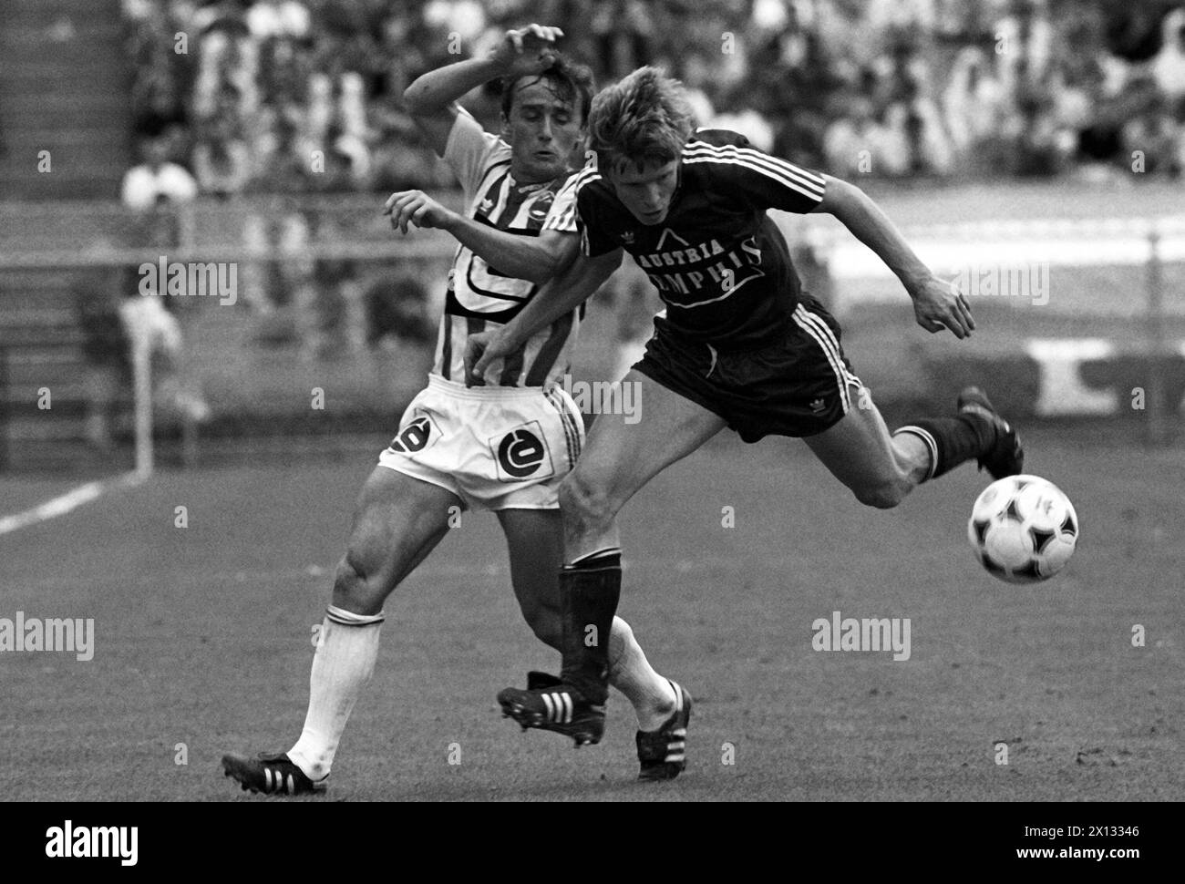 Wien am 3. September 1988: Fußballspiel zwischen Rapid und Österreich im Wiener Hannapi-Stadion. Im Bild: Mladen Munjacovic (Rapid, l.) und Josef Degeorgi (Österreich, R.) - 19880903_PD0005 - Rechteinfo: Rights Managed (RM) Stockfoto