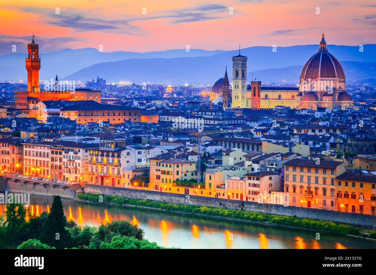 Florenz, Italien. Palazzo Vecchio und Dom bei Nacht, wunderschöne toskanische Stadt, berühmtes Reiseziel. Stockfoto