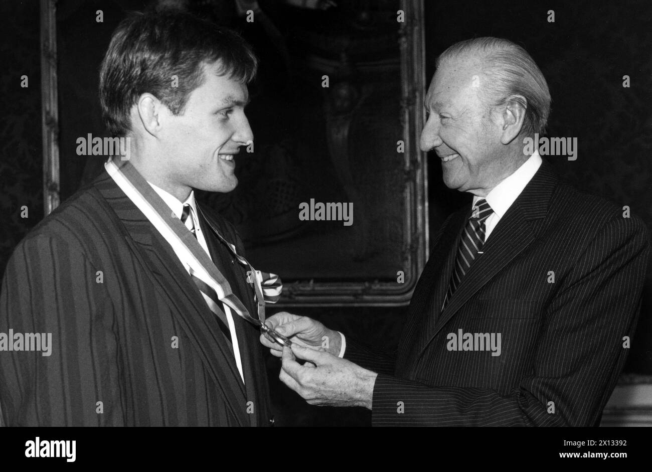 Wien am 10. Oktober 1988: Österreichs Bundespräsident Dr. Kurt Waldheim (R.) begrüßt Olympiasieger in Judo, Peter Seisenbacher, der bei den Olympischen Spielen in Seoul seine zweite Medaille gewinnen konnte. - 19881010 PD0006 - Rechteinfo: Rechte verwaltet (RM) Stockfoto