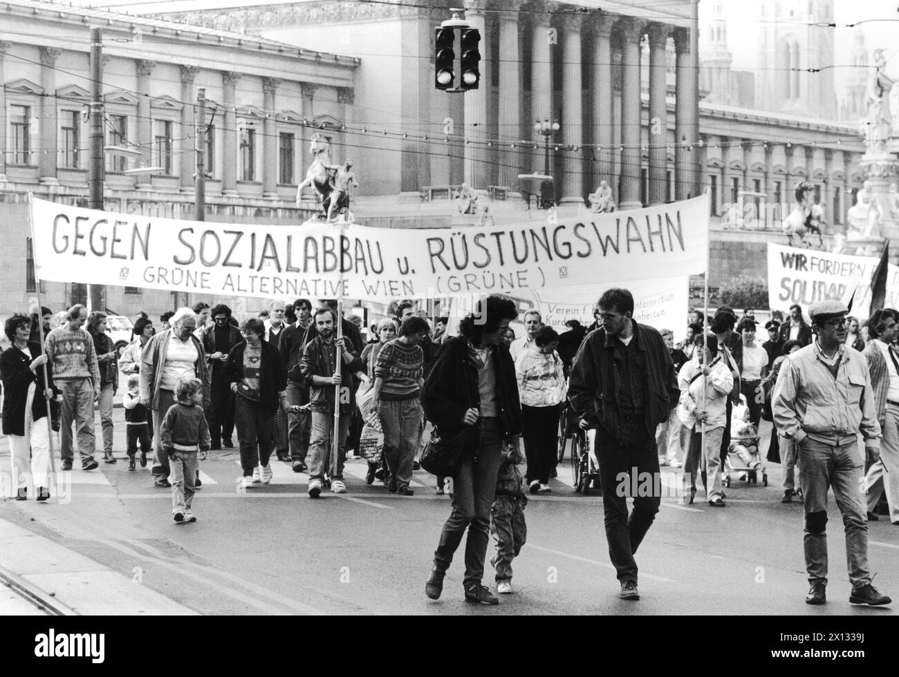 Wien am 15. Oktober 1988: Rund 2,500 Menschen demonstrierten in der Wiener Stadt gegen Sozialeinschnitte, Rassismus, Vollbeschäftigung und Umverteilung. - 19881015 PD0004 - Rechteinfo: Rechte verwaltet (RM) Stockfoto