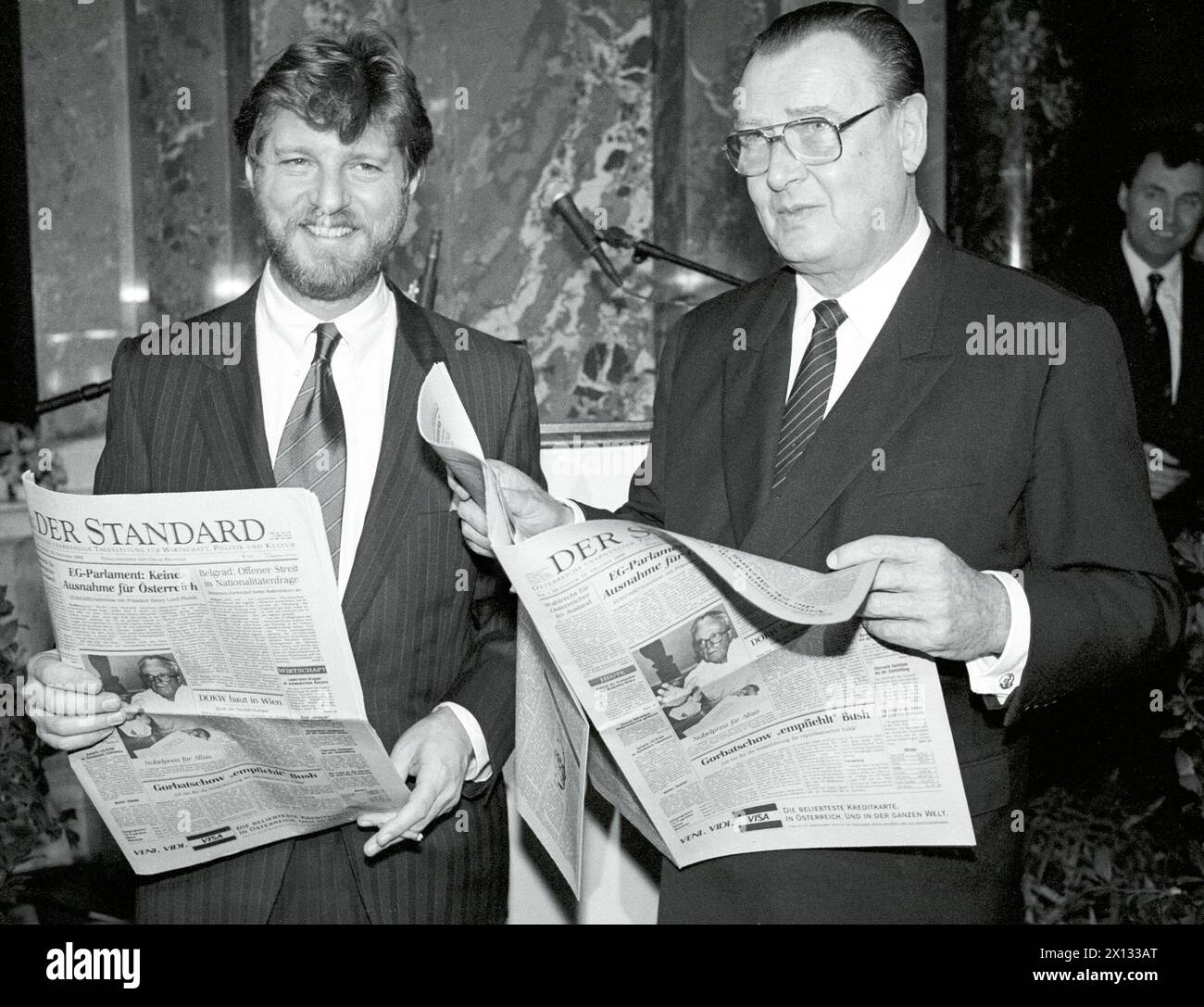 Vorstellung der neuen Tageszeitung "der Standard" in Wien am 19. Oktober 1988. Im Bild: Standardverlag und Chefredakteur Oscar Bronner (l.) und Peter Tamm, Aufsichtsratsvorsitzender des Axel Springer Verlags. - 19881019 PD0006 - Rechteinfo: Rechte verwaltet (RM) Stockfoto