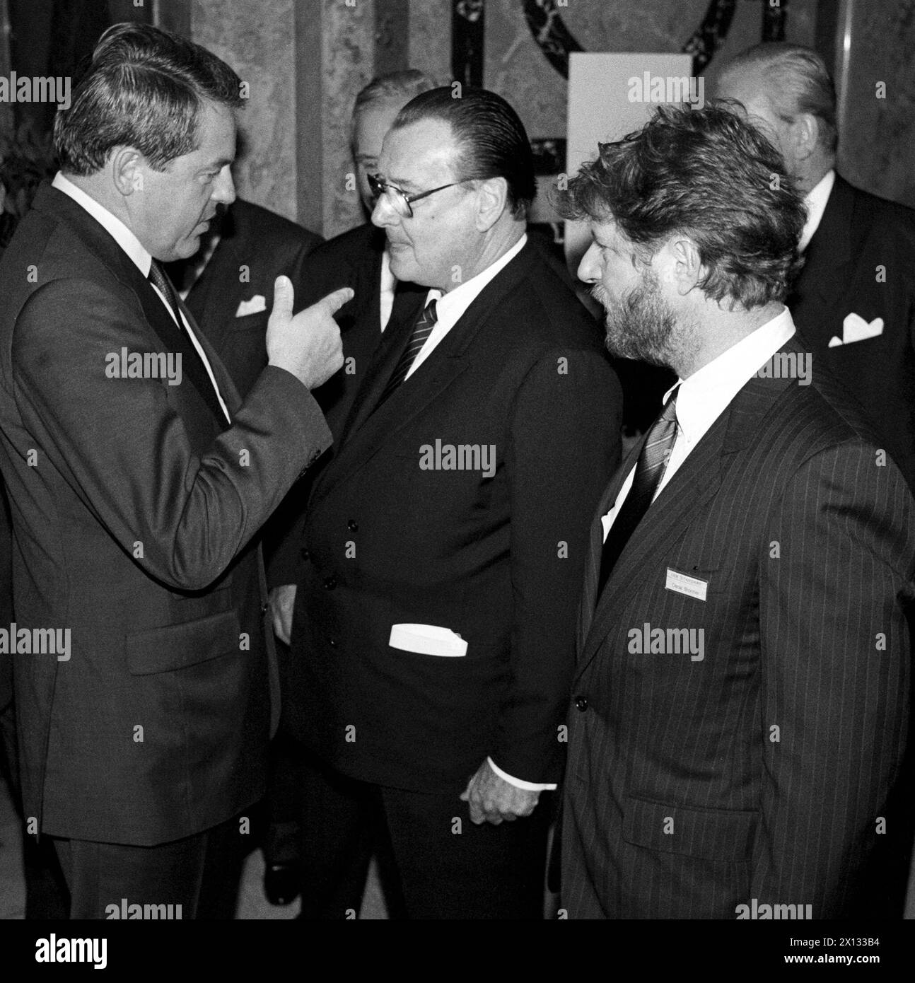 Wien am 19. Oktober 1988 (f.l.t.r.): Österreichs Bundeskanzler Franz Vranitzky, Vorstandsvorsitzender des Axel Springer Verlags Peter Tamm und Standardverlag und Chefredakteur Oscar Bronner bei der Vorstellung der neuen Tageszeitung "der Standard". - 19881019 PD0005 - Rechteinfo: Rechte verwaltet (RM) Stockfoto