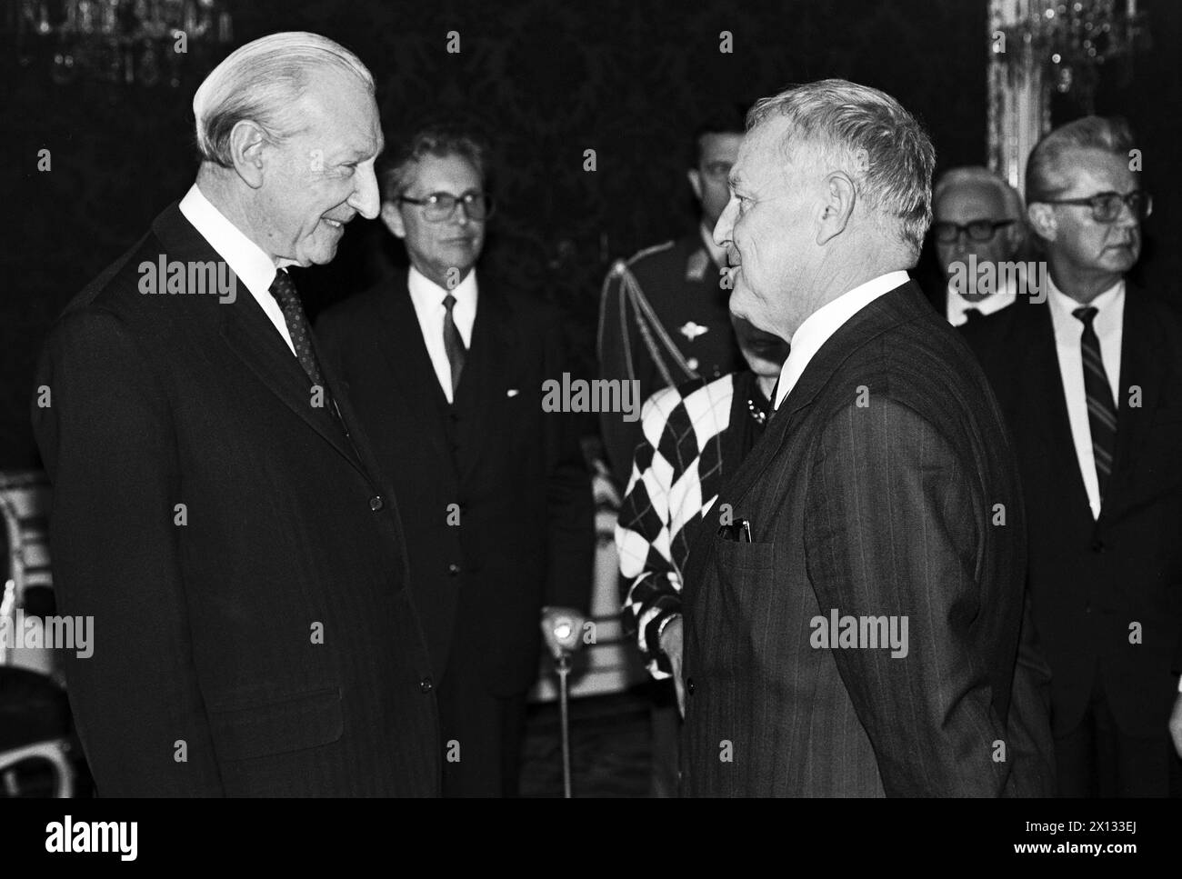 Wien am 25. November 1988: Austiras Bundespräsident Dr. Kurt Waldheim (l.) begrüßt den polnischen Ministerpräsidenten Myecislaw Rakowski (R.) in Wien. - 19881125 PD0010 - Rechteinfo: Rechte verwaltet (RM) Stockfoto