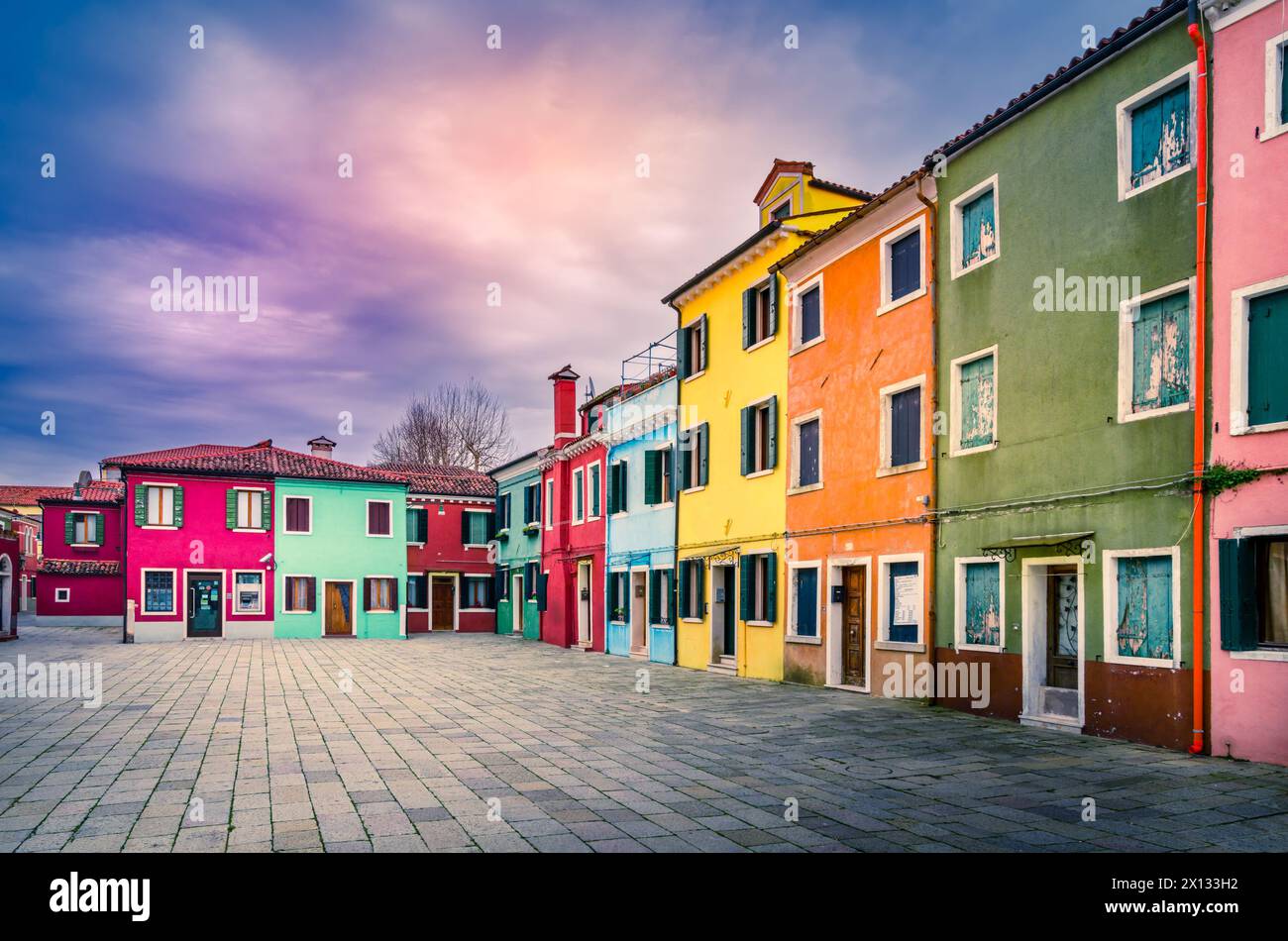 Burano, Italien. Farbenfrohe Häuser in der Lagune von Venedig, ein wunderschöner Ort an der Adria. Stockfoto