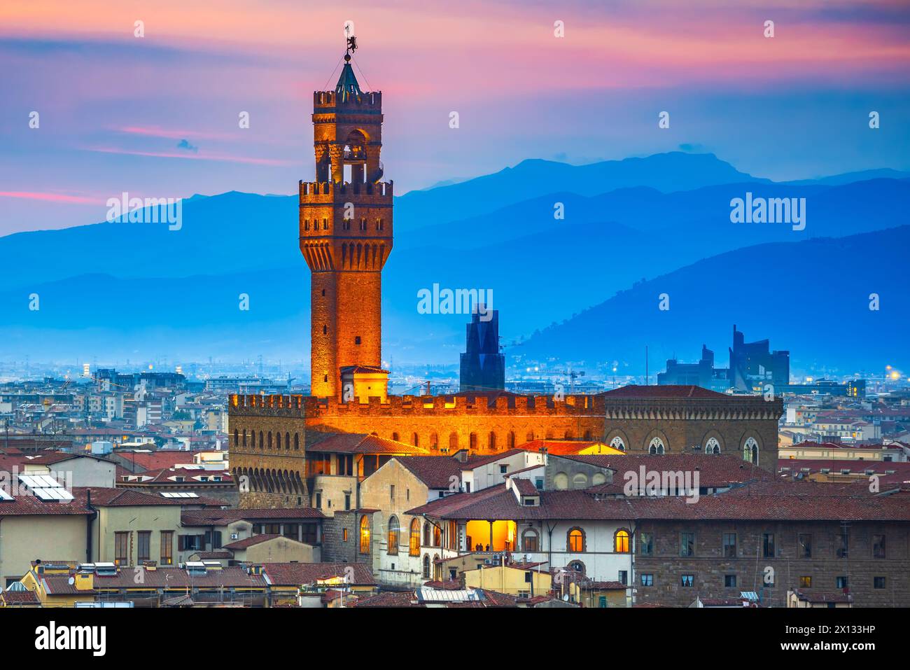 Florenz, Italien. Wunderschönes toskanisches Reiseziel mit Palazzo Vecchio während der Dämmerung, Toskana. Stockfoto