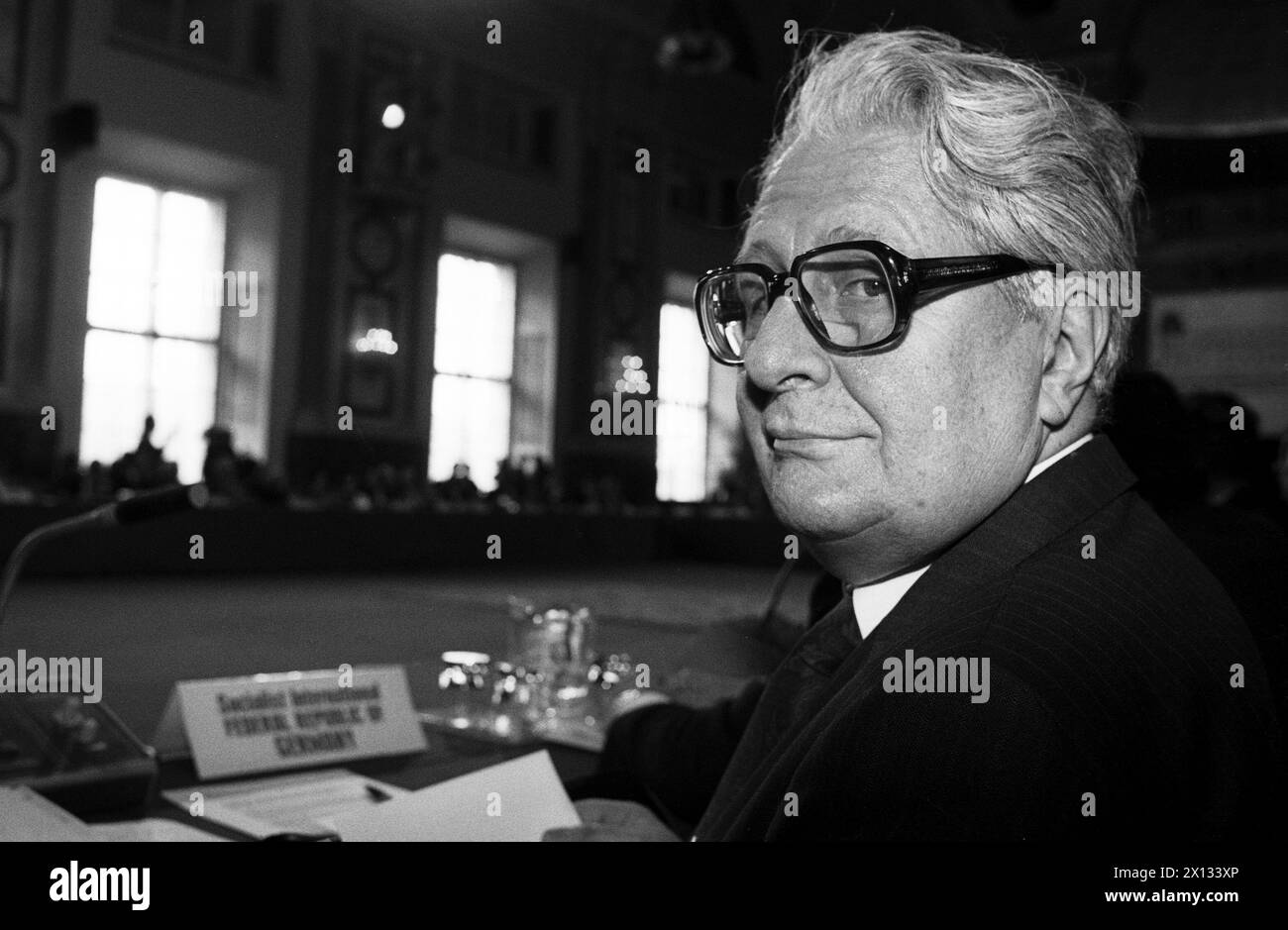 Wien am 9. März 1989: Konferenz der Führung der Sozialistischen Internationale. Auf dem Bild: Hans-Jochen Vogel, Vorsitzender der Deutschen Sozialpartei. - 19890309 PD0007 - Rechteinfo: Rechte verwaltet (RM) Stockfoto
