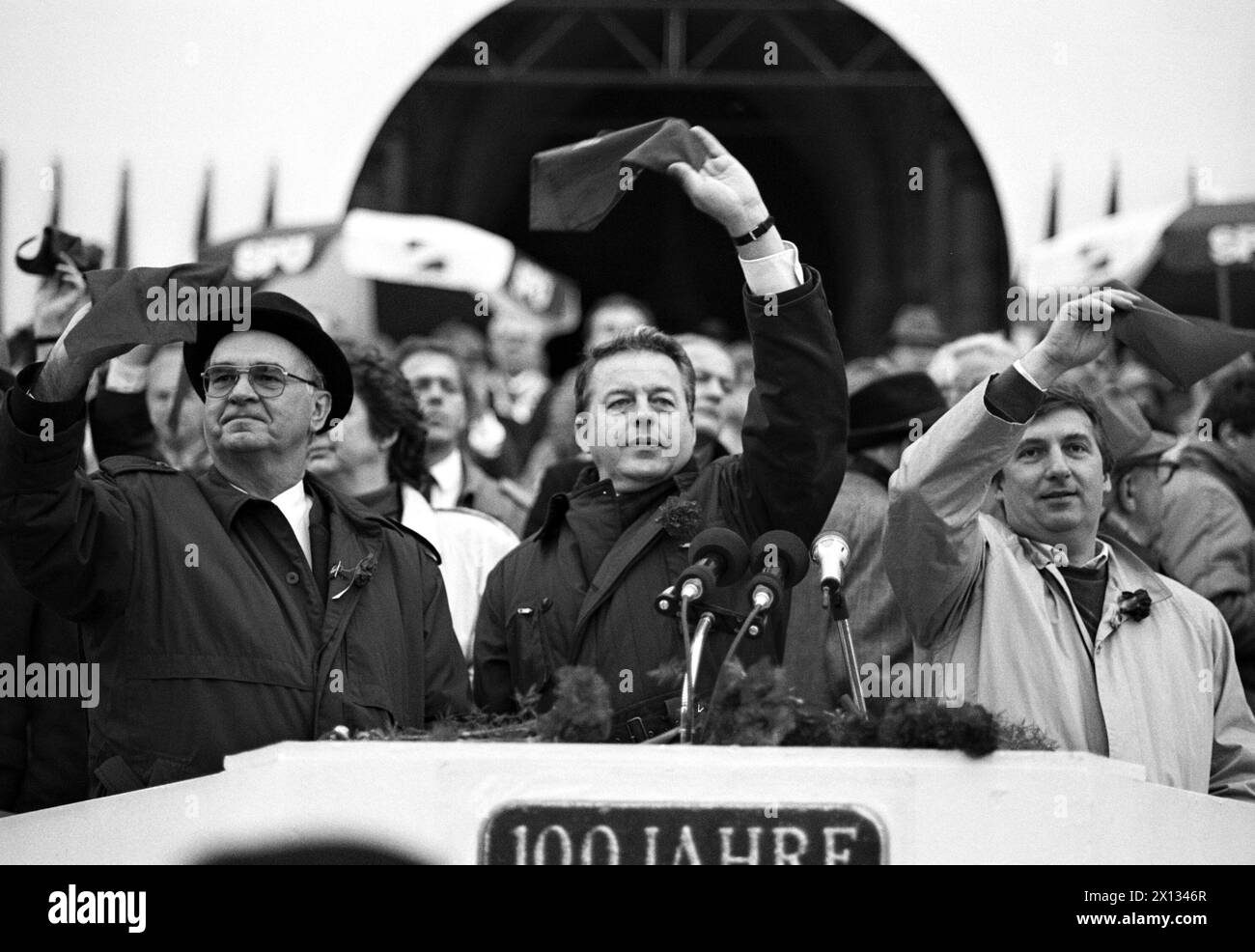 Wien am 1. Mai 1989: Hans Mayr (Vorsitzender der Sozialpartei und stellvertretender Bürgermeister von Wien), Franz Vranitzky (Parteivorsitzender der SPOE und Bundeskanzler) und Fritz Verzetnitsch (Präsident des Österreichischen Gewerkschaftsbundes) während der Maifeierlichkeiten. - 19890501 PD0010 - Rechteinfo: Rechte verwaltet (RM) Stockfoto