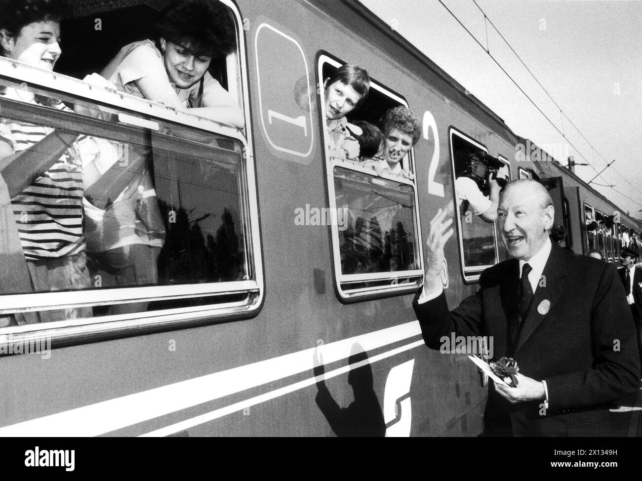 Wien am 25. Mai 1989: Der 25. Jubiläumssonnenzug fährt vom Wiener Ostbahnhof in Richtung Bratislava und Ungarn. Im Bild: Österreichs Bundespräsident Kurt Waldheim nimmt mit 320 österreichischen und 60 weiteren Behinderten aus Ungarn, der CSSR, der Bundesrepublik Deutschland, der DDR, Israel und Ägypten den Zug ab. die zusammen durch Länder in Ost und West reisten. - 19890525 PD0004 - Rechteinfo: Rechte verwaltet (RM) Stockfoto