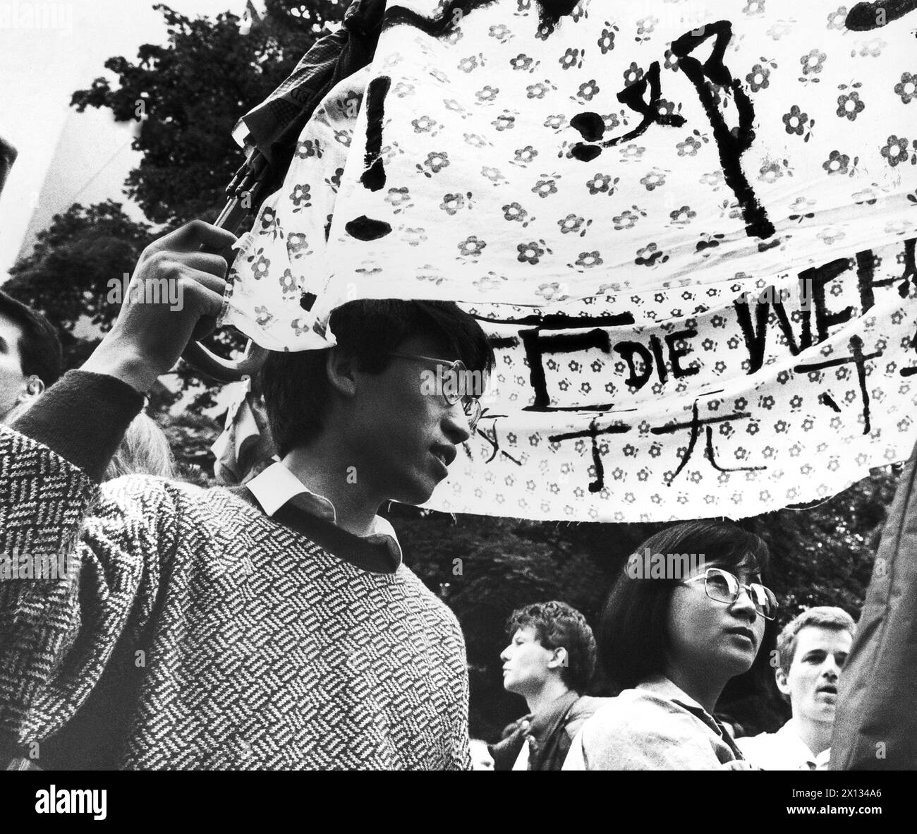 Wien am 4. Juni 1989: Rund 500 Menschen demonstrierten vor der chinesischen Botschaft in Wien gegen die brutalen Methoden der Armee und das daraus resultierende Massaker in Peking. - 19890604 PD0002 - Rechteinfo: Rechte verwaltet (RM) Stockfoto