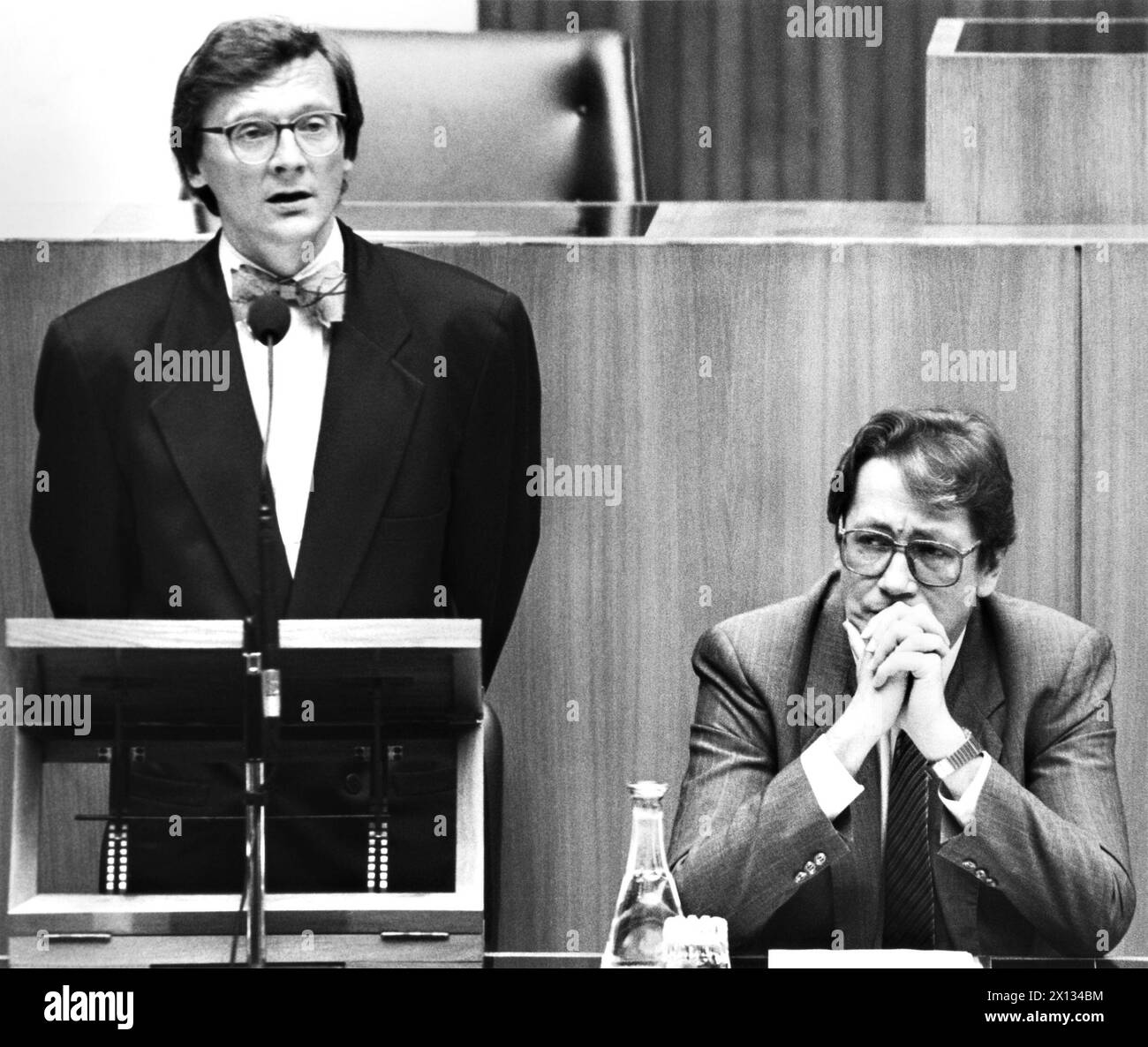 Wolfgang Schuessel, Wirtschaftsminister, und Ferdinand Lacina, Finanzminister, wurden während einer Sitzung des Nationalrates am 27. Juni 1989 festgenommen. - 19890627 PD0006 - Rechteinfo: Rechte verwaltet (RM) Stockfoto