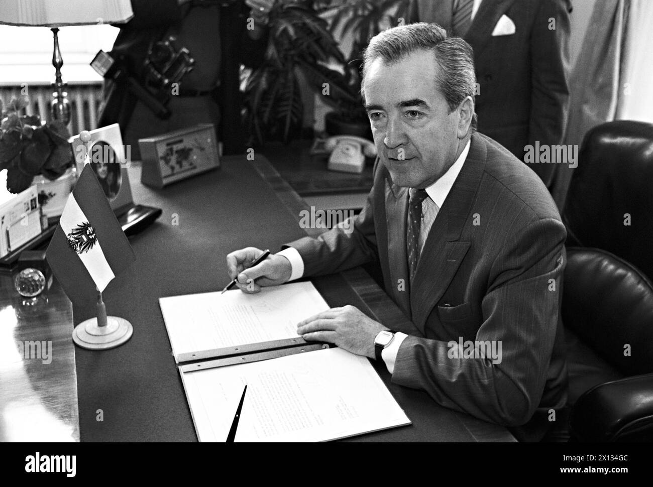 Wien am 13. Juli 1989: Österreichs Außenminister Alois Mock unterzeichnet den Antrag auf Beitritt Österreichs zur Europäischen Gemeinschaft. - 19890713 PD0013 - Rechteinfo: Rechte verwaltet (RM) Stockfoto