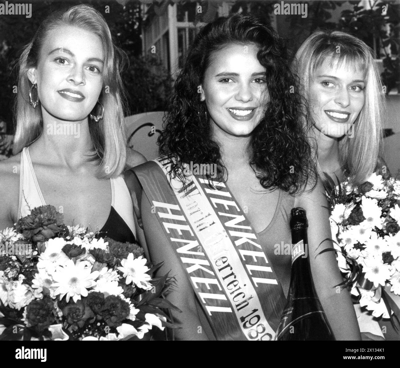 Wien am 1989. September: Marion Amann (c.) aus Vorarlberg wurde als neue „Miss World-Austria 1989“ gewählt. (f.l.t.r.) Aline Ulm (l., 3. Platz), Marion Amann (c.) und Alexandra Petrik (R.) - 19890903 PD0004 - Rechteinfo: Rights Managed (RM) Stockfoto