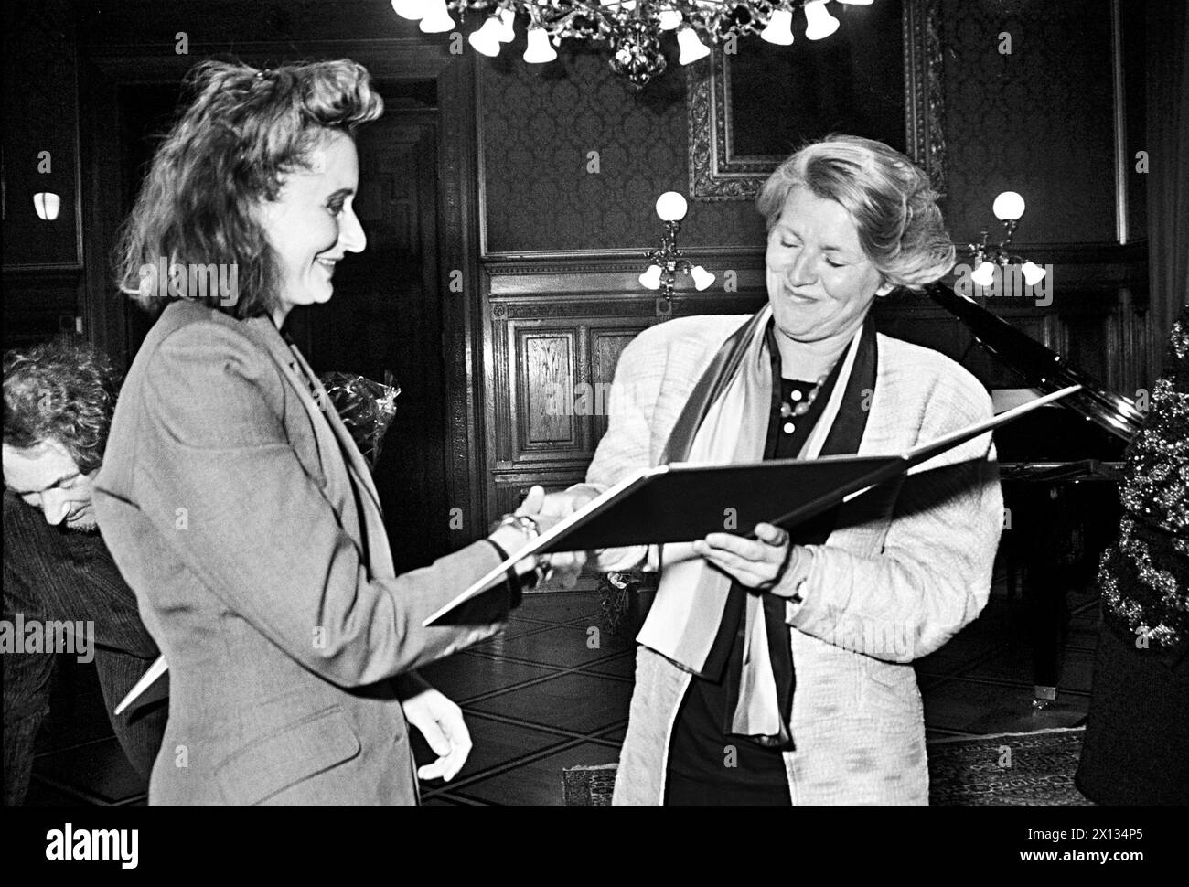 Wien am 6. Oktober 1989: Ullrich Weinzierl, Elfriede Jelinek und Heinz Karl Gruber erhielten den „Wiener Preis“ für Musik, Literatur und Journalismus. Im Bild: Stadträtin Dr. Ursula Pasterk (R.) übergibt Elfriede Jelinek den "Wiener Literaturpreis". - 19891006 PD0015 - Rechteinfo: Rechte verwaltet (RM) Stockfoto