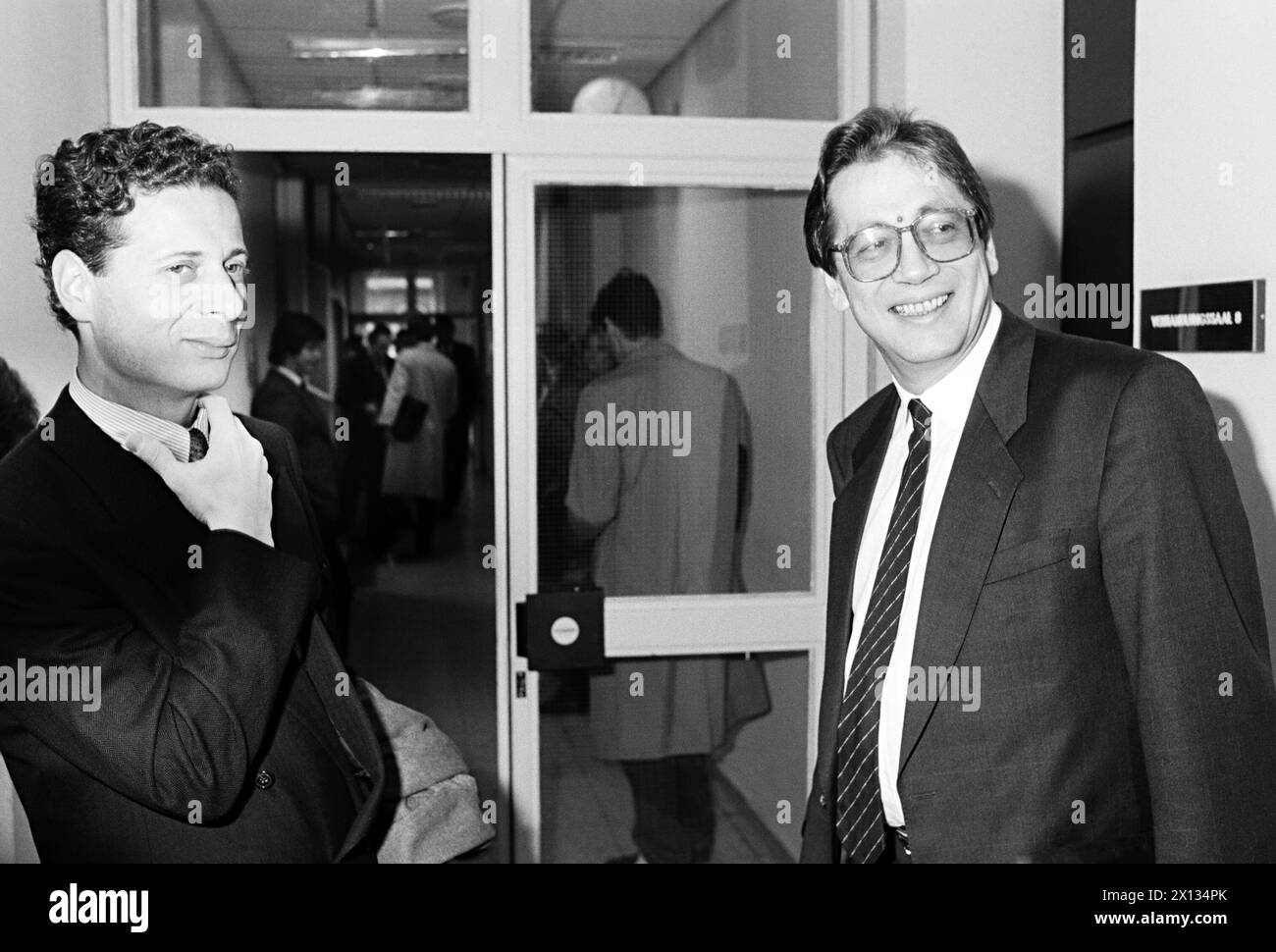 Wien am 10. Oktober 1989: Österreichs Finanzminister Ferdinand Lacina (R.) und sein Anwalt Dr. Daniel Charim vor der Noricum-Verhandlung. - 19891010 PD0007 - Rechteinfo: Rechte verwaltet (RM) Stockfoto
