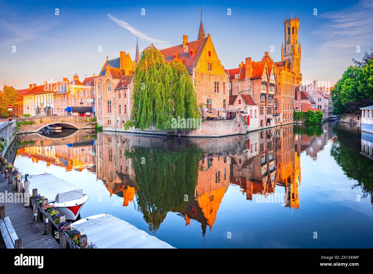 Brügge, Belgien. Rozenhoedkaai im Sonnenaufgangslicht, Altstadt mit Belfried-Wasserspiegelung, Flandern-Reiseszenen. Stockfoto