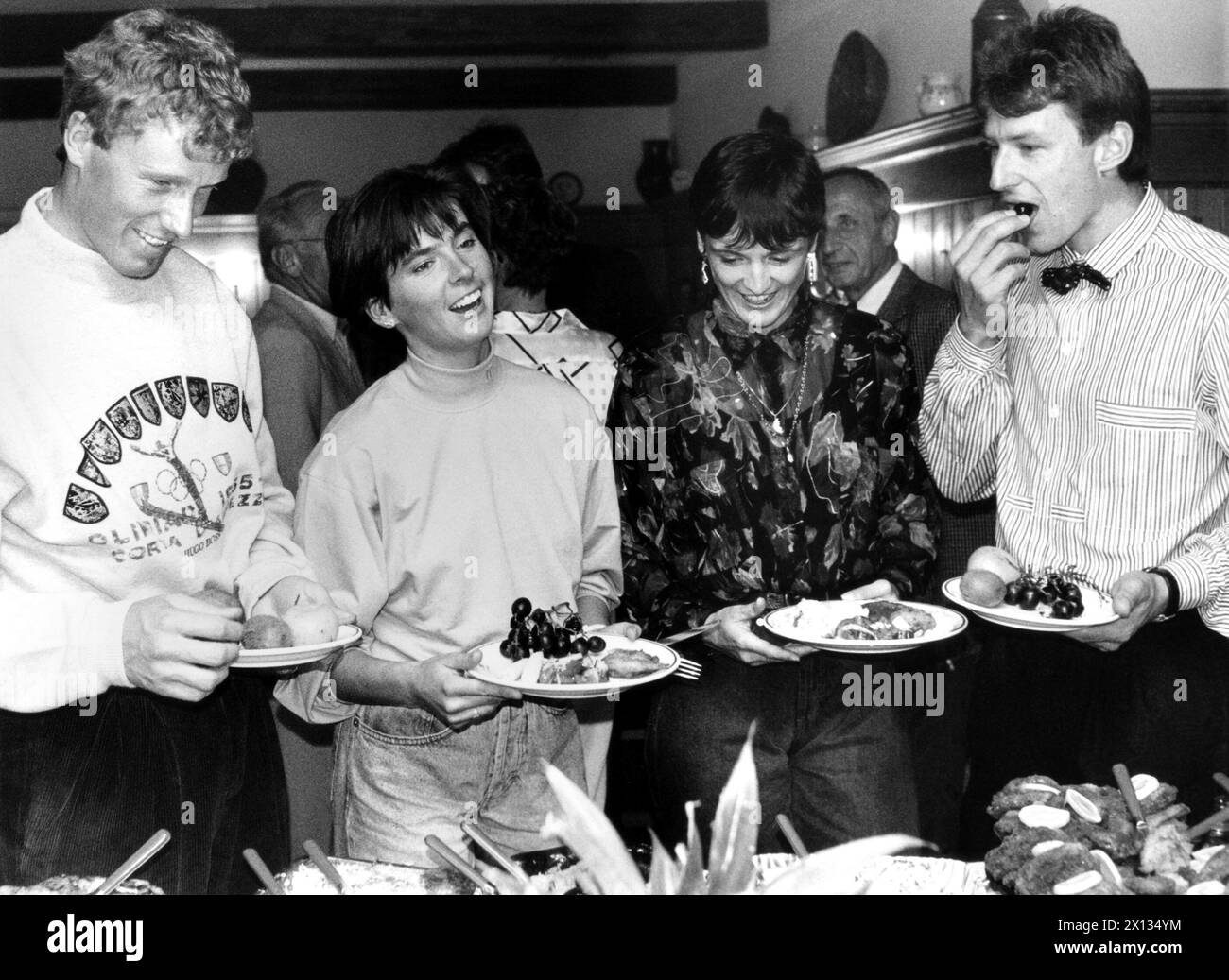 Wien am 2. November 1989: Ein österreichisches Skiunternehmen präsentierte seine Skifahrer für die kommende Saison: Pirmin Zurbriggen, Anita Wachter, Sigrid Wolf und Hubert Strolz in einem Wiener Weinhaus. - 19891102 PD0002 - Rechteinfo: Rechte verwaltet (RM) Stockfoto