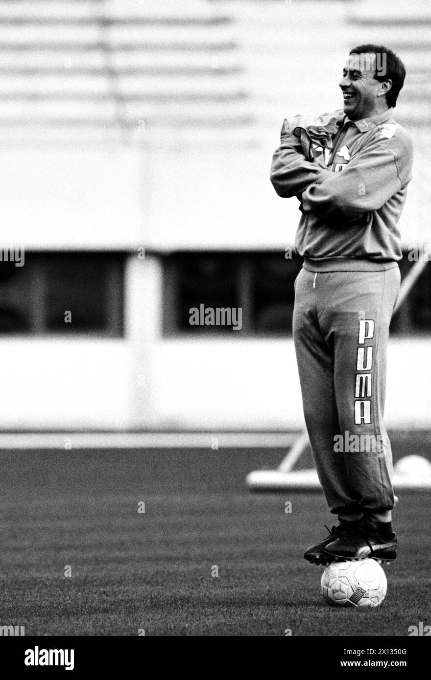 Wien am 10. November 1989: Training der österreichischen Fußballnationalmannschaft für das WCH-Qualifikationsspiel gegen die DDR am 15. November 1989. Im Bild: Trainer Josef Hickersberger. - 19891110 PD0019 - Rechteinfo: Rechte verwaltet (RM) Stockfoto