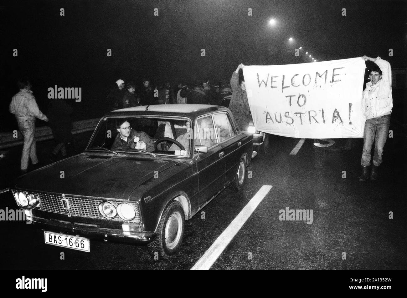 Berg am 4. Dezember 1989: Die Tschechische Bevölkerung überquerte die Grenze zwischen der CSSR und Österreich, nachdem die Regierung neue Bedingungen für den Austritt der CSSR ausgesprochen hatte. Im Bild: Szene auf der österreichischen Seite des Grenzübergangs. - 19891204_PD0011 - Rechteinfo: Rechte verwaltet (RM) Stockfoto