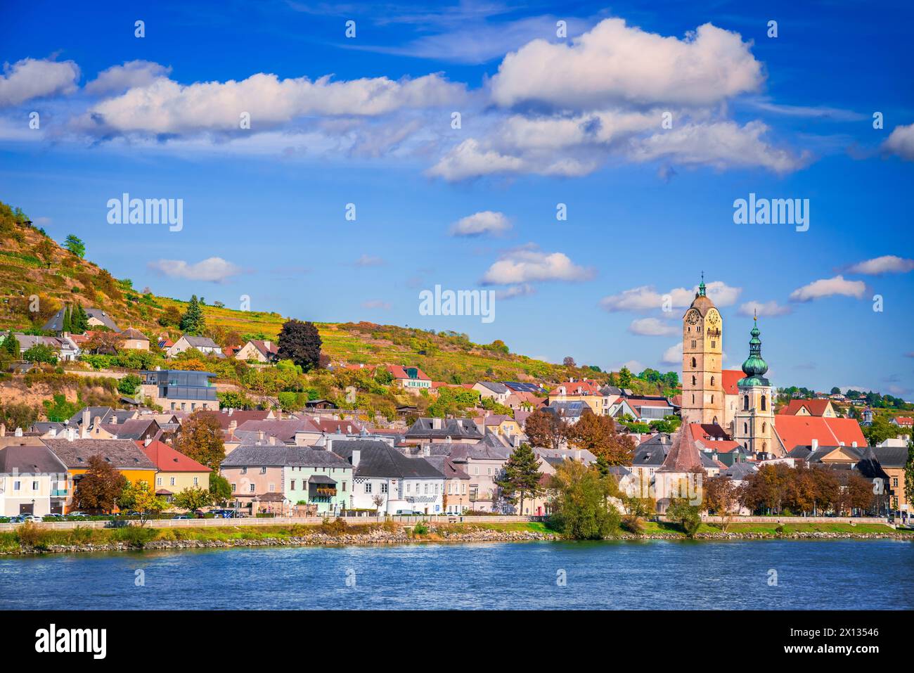 Krems an der Donau, Niederösterreich. Wunderschöne Stadt im Wachautal, Reiseziel Donau, herbstliche Blätter Stockfoto