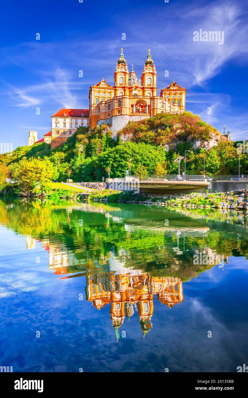 Abtei Melk, Österreich. Stift Melk spiegelt sich im Wasser der Donau, malerischer herbstlicher sonniger Tag im Wachautal. Stockfoto