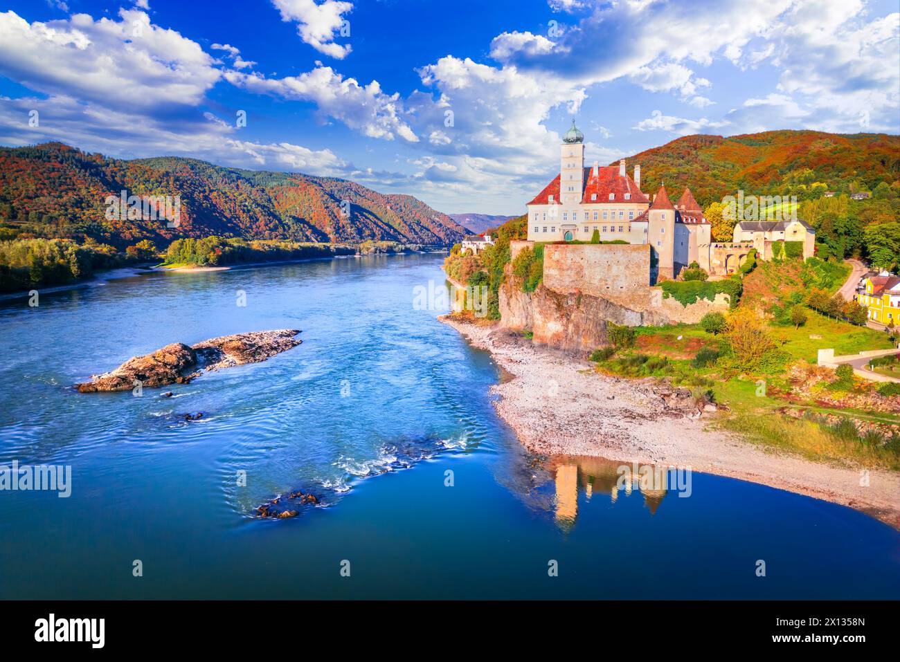 Wachau-Tal, Österreich. Kleine Burg Schönbühel oberhalb der Donau in der romantischen Herbstsonne, Niederösterreich. Stockfoto