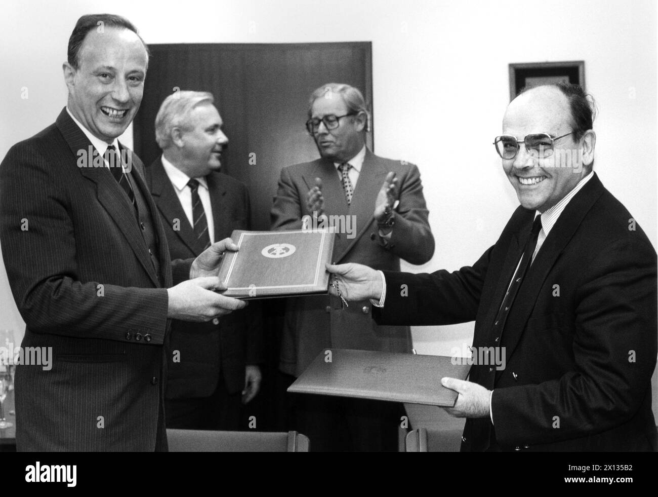 Wien am 13. Februar 1990: Unterzeichnung eines Abkommens zwischen Österreich und der DDR über die Visapolitik. Im Bild (f.l.t.r.): DDR-Botschafter in Österreich Hans-Jochen Vogel und Erich Kussbach. - 19900213 PD0004 - Rechteinfo: Rechte verwaltet (RM) Stockfoto