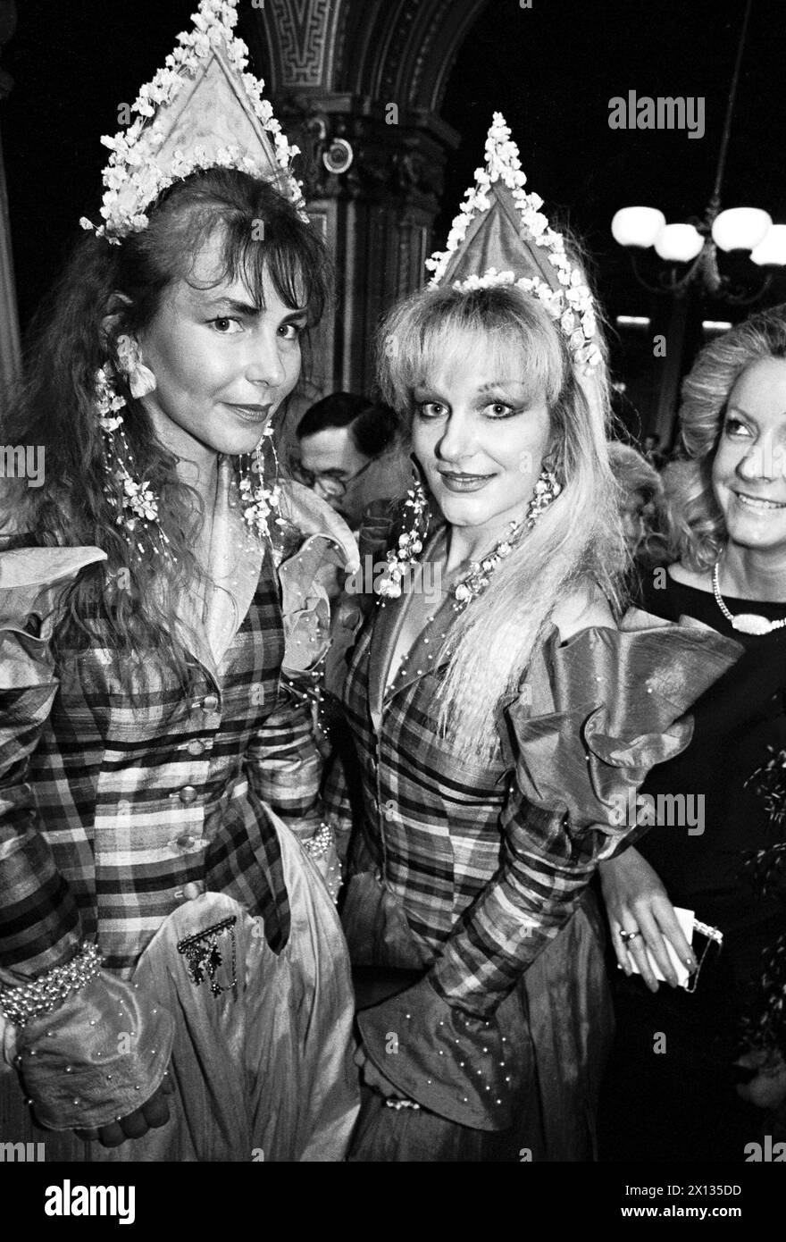 Wien am 23. Februar 1990: Besucher des jährlichen Opernballs mit schicken Hüten und Kleidern. - 19900223 PD0028 - Rechteinfo: Rechte verwaltet (RM) Stockfoto