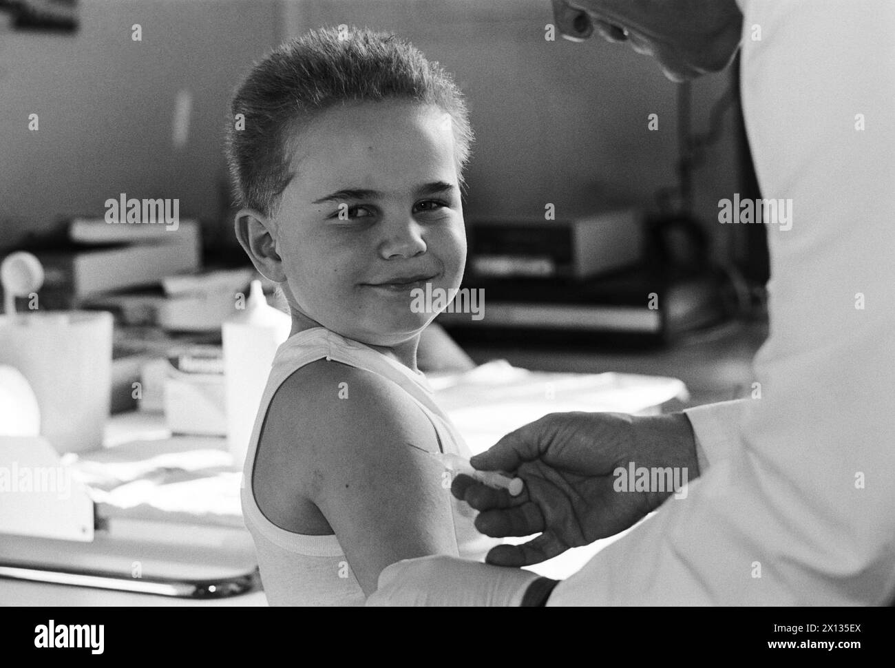 Wien am 15. März 1990: Der 6-jährige Thomas nimmt ohne Protest eine Infusion gegen das gefährliche FSME-Virus an. Seit Beginn einer Immunisierungsoffensive im Jahr 1981 sind die Krankheitsfälle radikal zurückgegangen. - 19900315 PD0007 - Rechteinfo: Rechte verwaltet (RM) Stockfoto