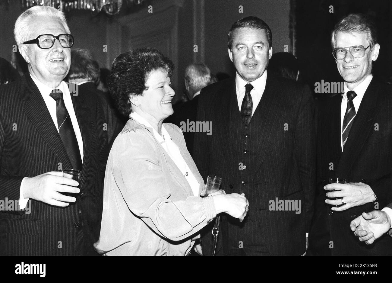 Wien am 23. März 1990: Konferenz der Vorsitzenden der sozialistischen und sozialdemokratischen Parteien der EG und der EFTA. Themen waren die bevorstehende Wiedervereinigung von West- und Ostdeutschland und eine Neuordnung des europäischen Marktes. Im Bild: Hans-Jochen Vogel (Westdeutschland), Gro Harlem Brundtland (Norwegen), Bundeskanzler Franz Vranitzky und Ingvar Carlsson. - 19900323 PD0018 - Rechteinfo: Rechte verwaltet (RM) Stockfoto