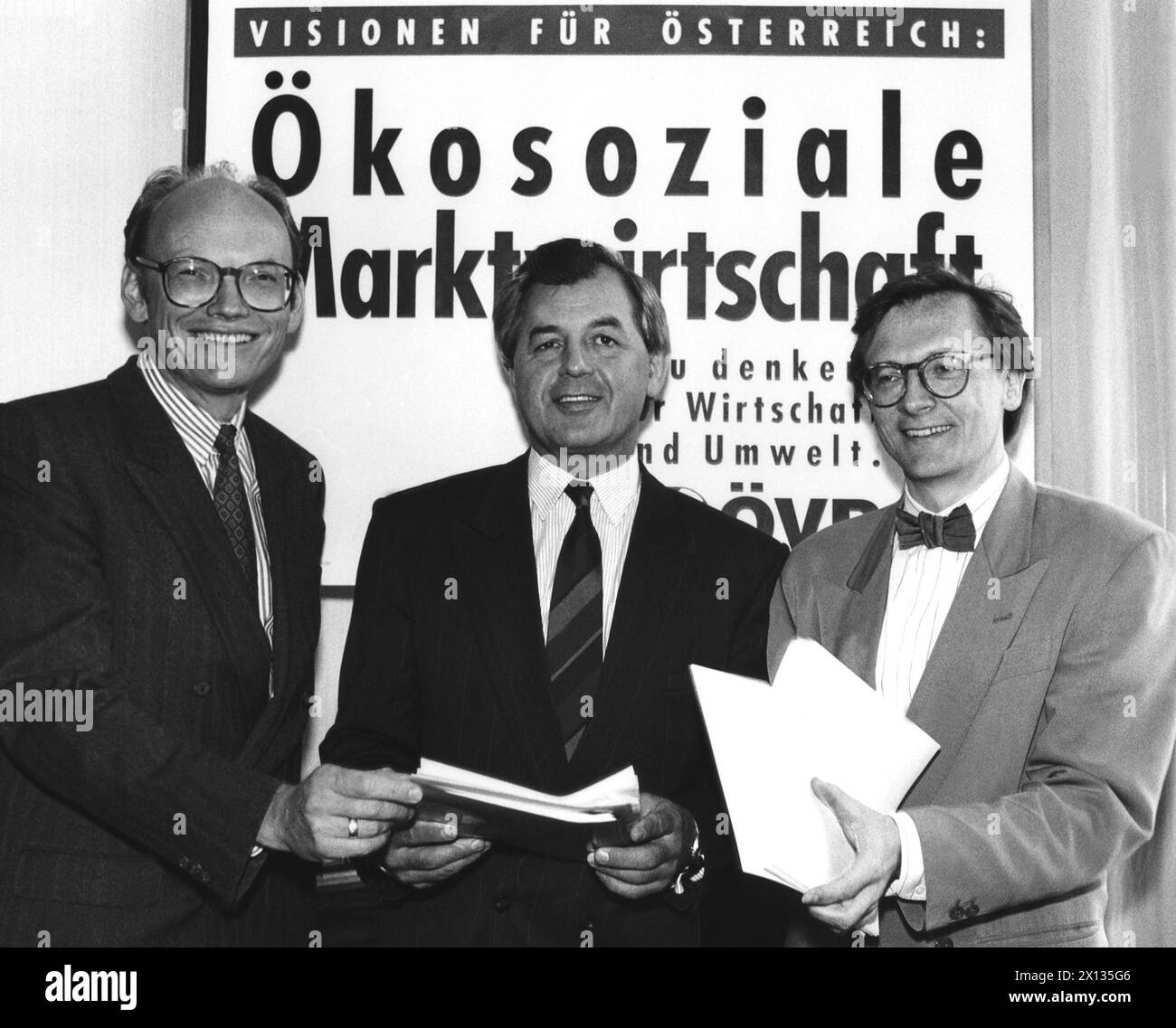 Wien am 22. März 1990 (f.l.t.r.) stellten Staatssekretär Günter Stummvoll, Vizekanzler Josef Riegler und Finanzminister Wolfgang Schuessel das neue Wirtschaftsprogramm der Österreichischen Volkspartei (OEVP) vor. - 19900322 PD0003 - Rechteinfo: Rechte verwaltet (RM) Stockfoto