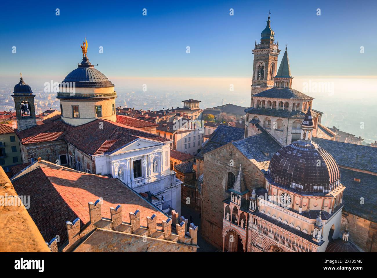 Bergamo, Italien. Capela Colleoni, Bergamo Kathedrale und kleine Piazza Duomo, Blick von Campanone. Citta Alta schöner Tag Sonnenlicht. Stockfoto