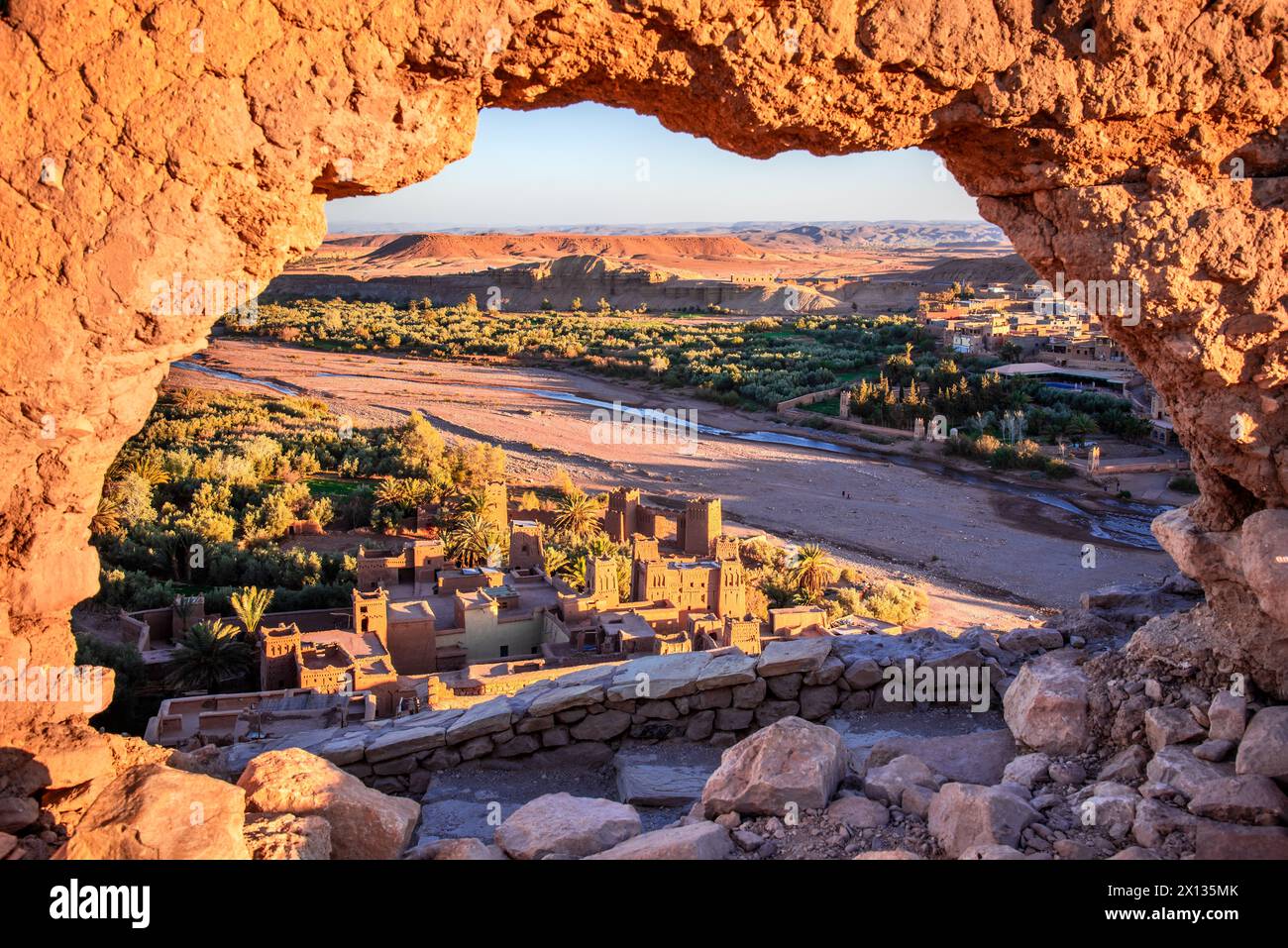 AIT-Benhaddou, Provinz Ouarzazate, eindrucksvolles Beispiel für Tonarchitektur und Kasbah im Süden Marokkos, Atlasgebirge im Hintergrund. Stockfoto